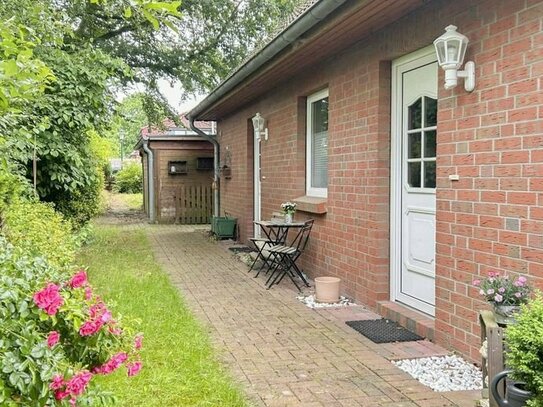 Wohnen und Wohlfühlen: Einfamilienhaus mit Einliegerwohnung, 2 Carports und Garten!