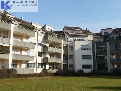 Helle, gepflegte 2-Zimmer-Dachterrassenwohnung mit Einbauküche