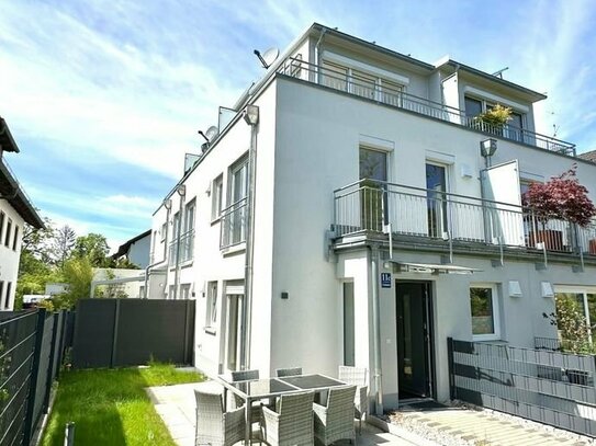 **SONNENDURCHFLUTETES STADTHAUS MIT DACHTERRASSE UND BALKON**