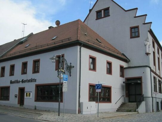 Basilika-Gaststätte mit großem Saal im Obergeschoss, kleinem Saal im Kellergeschoss und Wohnung