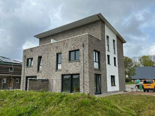 6-Zimmer-NEUBAU-Doppelhaushälfte mit 3 Bädern und Carport