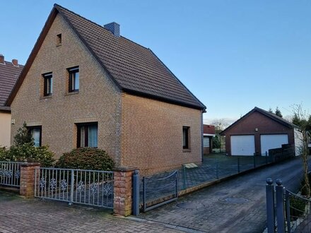 Sehr solides Einfamilienhaus mit Einliegerwohnung und Doppelgarage, plus extra Bauplatz