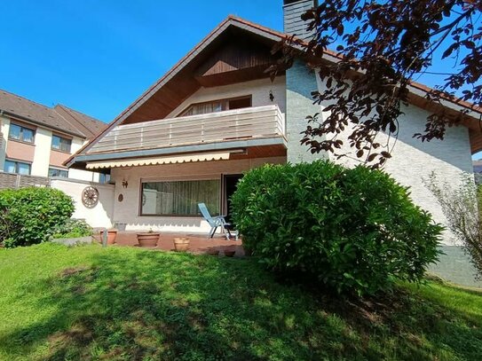 freistehendes Einfamilienhaus mit Garage und Garten mit Blick in die Natur - der Frühling steht vor der Tür !