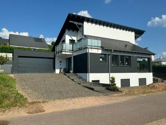 Hochwertige Villa mit 100m2 Einliegerwohnung und Pool an der Grenze Luxemburg