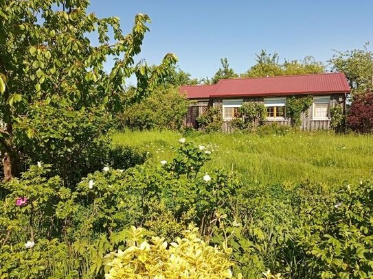 *Idyllische Lage im Ostseehinterland – Ferienhaus mit großem Grundstück und Bauland im Carinerland*