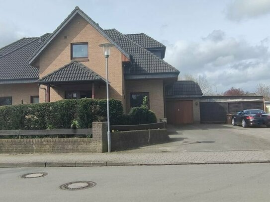 Sehr attraktives Einfamilienhaus mit zwei großen Wohnungen und einladender Sauna, in ruhiger Lage in Schackendorf