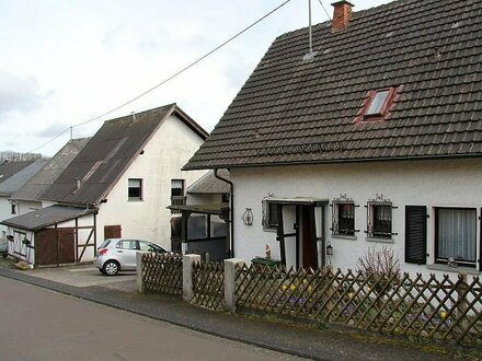Einfamilienhaus mit ausgebautem Nebengebäude in ruhiger Ortsrandlage von Niederhosenbach