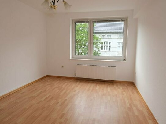 2 Zimmer, Wohnküche, Balkon