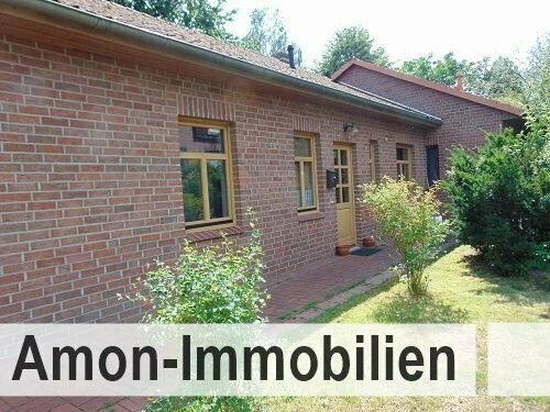 Leben auf einer Ebene! Großzügiger Bungalow mit Einliegerwohnung, Wintergarten, Terrasse und Carport in Ortsrandlage.