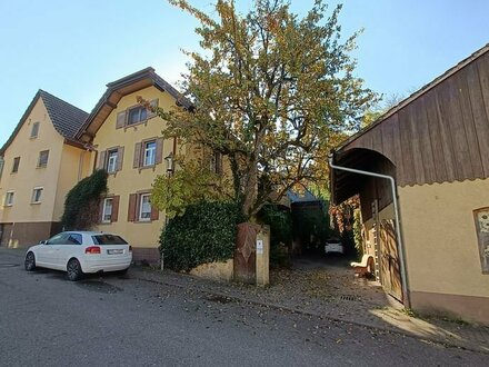 Landwirtschaftlicher Hof mit Nebengebäuden und Garten