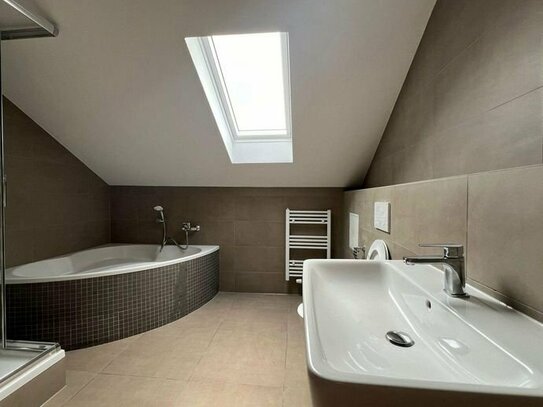 Wohnung - 2x Schlafzimmer, neues Badezimmer (Dusche+Badewanne), großes Wohnzimmer