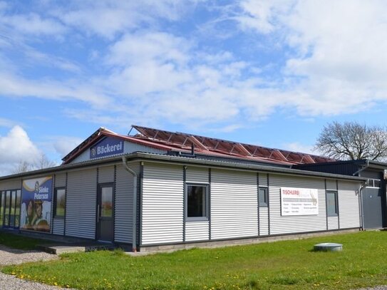 Klixbüll: Gewerbeeinheit aus Halle und Bäckerei in prominenter Lage