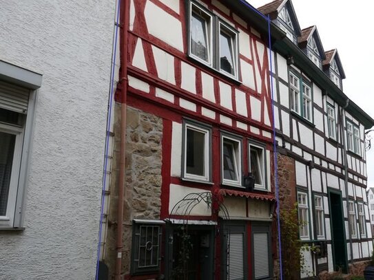 Gelnhausen, Altstadt: historisches Wohnhaus direkt neben der Marienkirche - sanierungsbedürftig