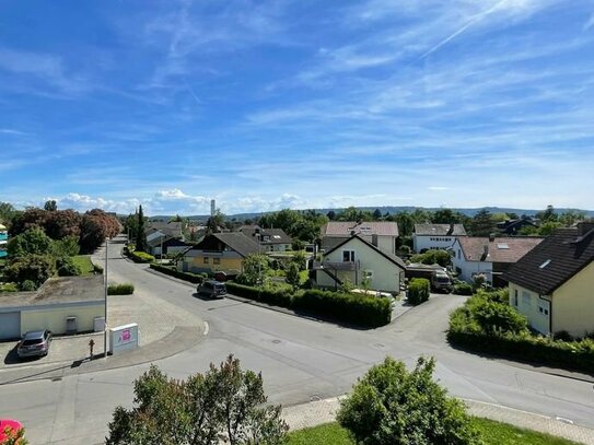 Schöne, helle 4-Zimmer-Wohnung, 98m2 mit unverbauter Aussicht über Radolfzell bis hin zu den Alpen.