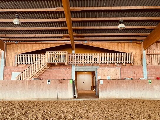 Kompaktes Hofgut/Traditioneller Vierseithof mit internationalen Trainingsmöglichkeiten für den Reitsport V12854