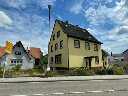 Grundstück mit Wohnhaus & Nebengebäude in zentraler Lage in Jöhlingen! Platz für einen Neuanfang!