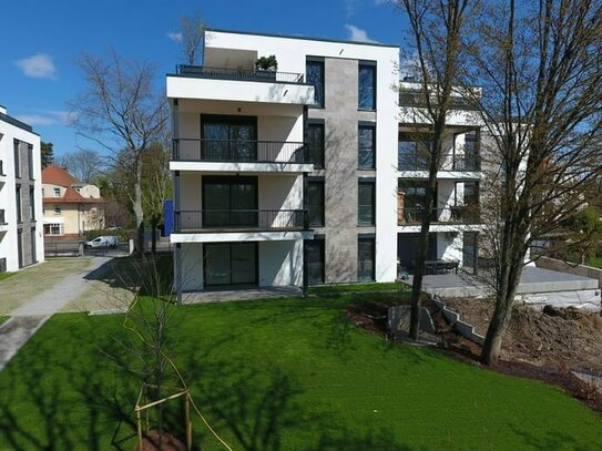 NEUBAU mit 5-Zimmern / 70m² WOHNEN / 2 x TERRASSEN / BLICK in den AUENWALD / KAMIN / 2 x TG-SP / ca. 7.000m² eingezäunt…