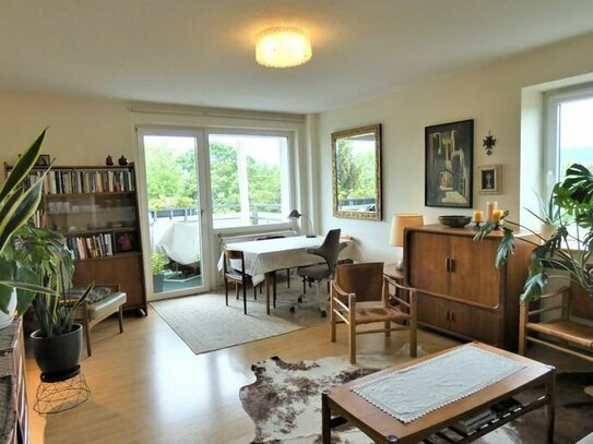 Helle, zentrale gelegene 3 Zimmer Wohnung, Balkon, Aufzug und Garage