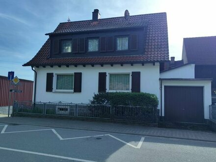 Zwei Häuser mit zwei Garagen auf einem Grundstück in Birkenau-Niederliebersbach