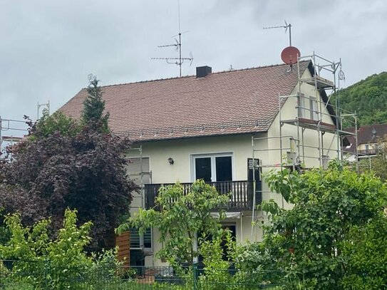 Sehr schöne 3,5 Zimmer Wohnung im 1. OG mit Balkon und Gartenbenutzung zu vermieten !