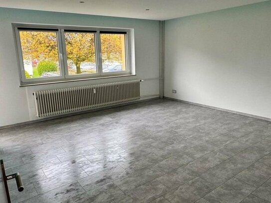 Renovierte, helle 4-ZW im EG mit Balkon, Bad NEU