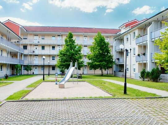 Merseburg Fliegerstädtchen - ruhige und geräumige 2-Zimmer-Wohnung mit Lift, Balkon und Laminat