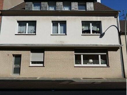 Solides Mehrfamilienhaus mit Baugrundstück für ein weiteres Mehrfamilienhaus