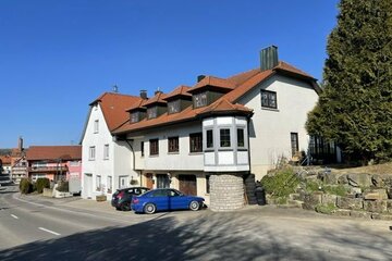 Landhaus mit großen Grundstück und 2 Garagen