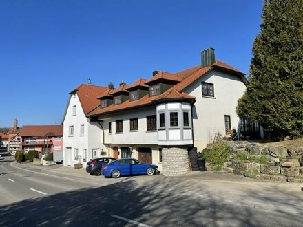 Landhaus mit großen Grundstück und 2 Garagen