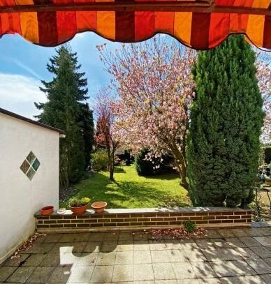 Reihenendhaus auf traumhaftem Grundstück mit Garage, Terrasse, Gartenblockhaus und Balkon