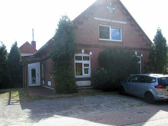 Mehrfamilienhaus und Bungalow mit großem Gartengrundstück und 7 Stellplätzen