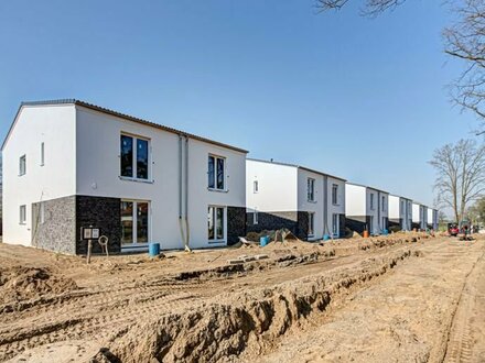 Verliebt in Energieeffizienz: Neubau-Doppelhaushälfte im KfW55-Standart mit eigenem Garten