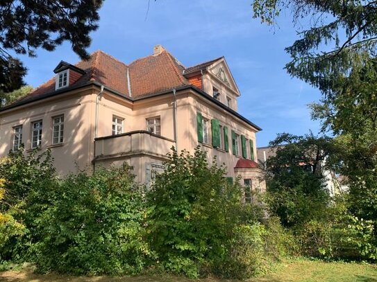 zentrale 3-ZKB im Erdgeschoß einer Gründerzeitvilla mit großem Garten