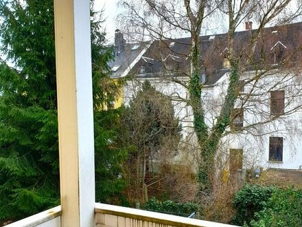 Alles in einem: Balkon, Bad mit Fenster und Wanne