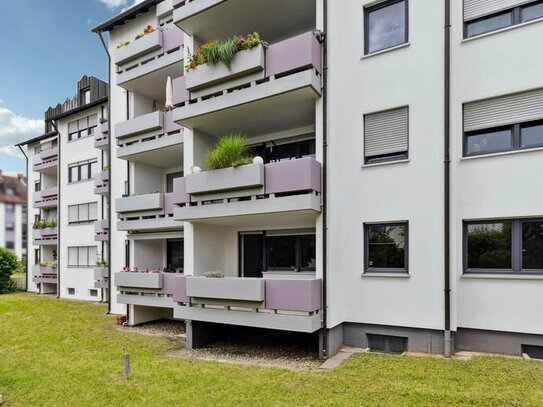Gepflegte, helle 2-Zimmer-Hochparterre-Wohnung mit Balkon und TG-Stellplatz in Feucht