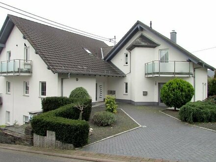 Bacharach-Henschhausen: Voll vermietetes Mehrfamilienhaus mit Terrasse, Balkone und Garagen