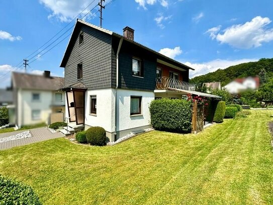 Elegantes Ein- bis Zweifamilienhaus mit großzügigem Grundstück in guter Lage von Burbach