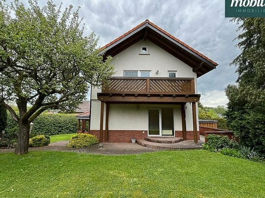 Gepflegtes Einfamilienhaus mit Garten und großem Carport