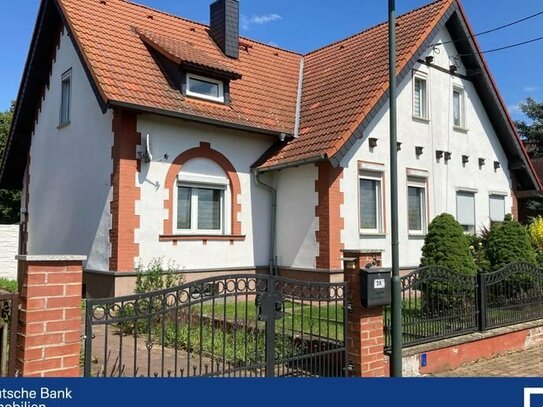 Charmante Doppelhaushälfte: Modernisiert, Gepflegt, Garage & Doppelcarport !