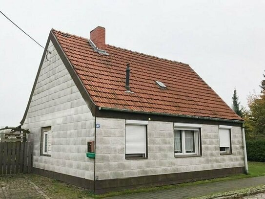 Stark sanierungsbedürftiges Einfamilienhaus mit Nebengebäude in Goldbeck (Handwerkerobjekt)
