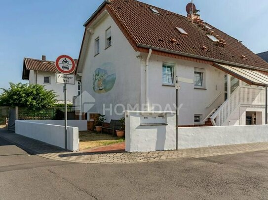 Stilvolles Mehrgenerationenhaus in Feldrandlage mit Fußbodenheizung, Garage, Garten und Terrasse.