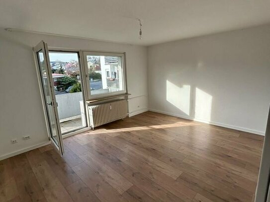 HG-FRIEDRICHSDORF, renovierte 2-ZW, neuer Designboden, Balkon, sofort frei!