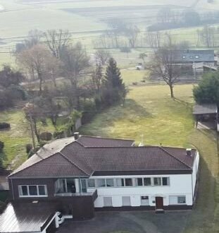 Zweifamilienhaus in bester Lage auf großen Grundstück mit unverbaubarer Aussicht, gehobene Ausstattung.