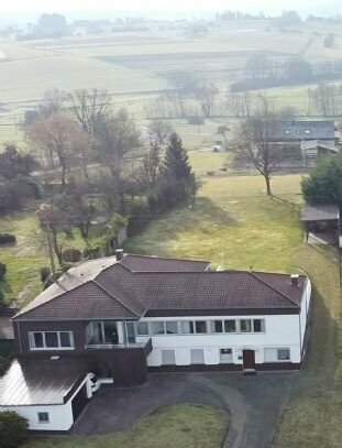 Zweifamilienhaus in bester Lage auf großen Grundstück mit unverbaubarer Aussicht, gehobene Ausstattung.