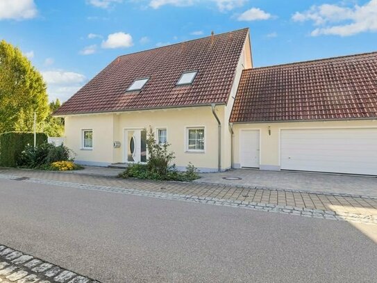 Attraktives Einfamilienhaus mit Doppelgarage in Oettingen!