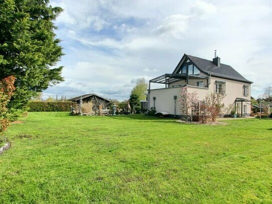 Großes Einfamilienhaus mit überdachter Terrasse und eigenem Bootsliegeplatz an der Havel