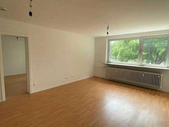 ** Schöne und renovierte Wohnung in zentraler Lage mit überdachtem Balkon **