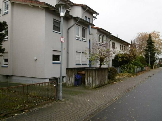 In Schwetzingen (kl.Feld) verkaufen wir eine 3 ZKB mit EBK, im EG mit Balkon und 2 Carports in einem 6 FH - ruhige Lage…