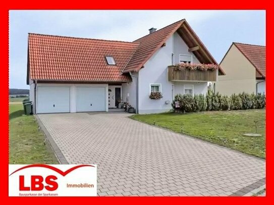 Attraktives großzügiges Einfamilienhaus mit sonnigem Garten und Doppelgarage in Vilseck