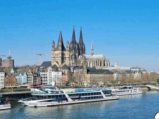 Volleingerichtetes, klassisches italienisches Eiscafé mit einer großen Fensterfront